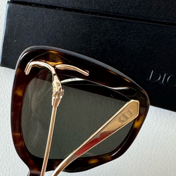 ❌SOLD❌ DIOR *NEW* Miss Dior Tortoise Sunglasses with Case in Excellent Condition - Picture 10 of 14